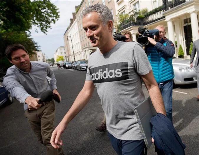 Man Utd cài điều khoản dị để ngăn Mourinho chia sẻ về chuyện bị sa thải