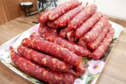 CLIP: Hướng dẫn làm lạp xưởng Mai Quế Lộ chuẩn bị đón Tết