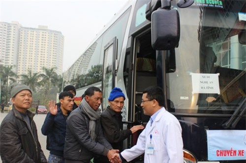 "Chuyến xe yêu thương" đưa người bệnh về quê đón Tết