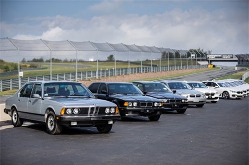 Nhìn lại quá trình “lột xác” của siêu sedan BMW 7-Series