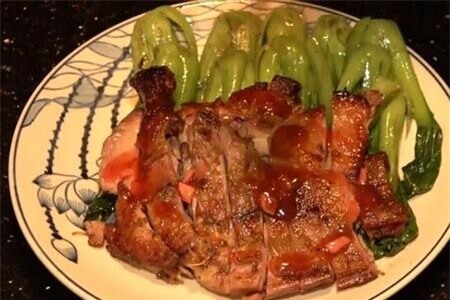 Clip: Theo chân bếp trưởng nhà hàng làm vịt nướng xốt xí muội ngon 'thần sầu'