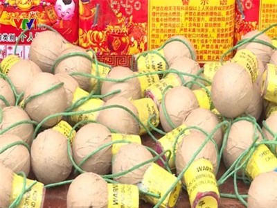 Pháo trên tay bất ngờ phát nổ, nam thanh niên nát bàn tay phải