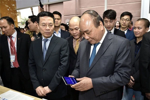 Thủ tướng thăm gian triển lãm điện thoại thông minh của Vingroup. (Ảnh: VGP)
