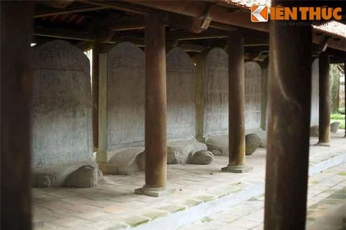 1. Từ nhiều đời nay, 82 bia Tiến sĩ tại Văn Miếu - Quốc Tử Giám ở Hà Nội luôn được coi là biểu tượng cho truyền thống hiếu học của Việt Nam. Theo các tư liệu lịch sử, 82 tấm bia đá cổ này được dựng trong khoảng gần 300 năm (1484-1780) tương ứng với 82 khoa thi (1442- 1779), trên đó khắc tên 1307 lượt Tiến sĩ thi đỗ trong các kỳ thi tuyển tiến sĩ triều Lê và Mạc.