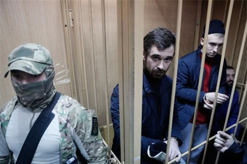 Một số thủy thủ Ukraine bị Nga tạm giam. Ảnh: AP.
