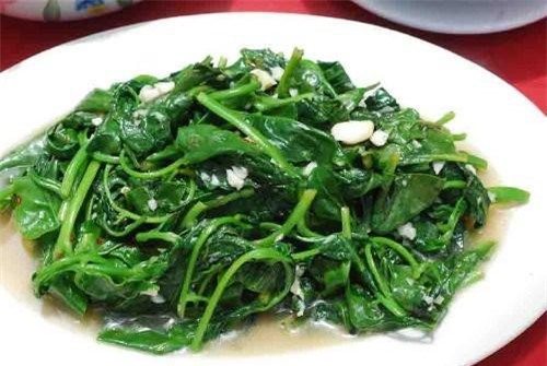 Món ăn bổ máu từ cải bó xôi