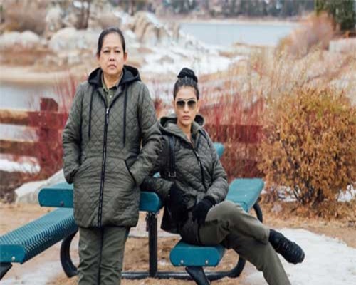 Trương Thị May hào hứng nghịch tuyết, khám phá xứ cờ hoa cùng mẹ