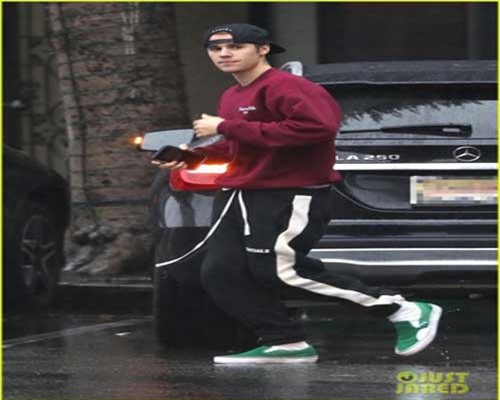 Justin Bieber điển trai, diện trang phục khoẻ khoắn trên phố