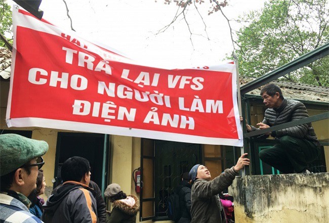 Nghệ sĩ tên tuổi cũng căng băng rôn vì bị cắt lương, bảo hiểm