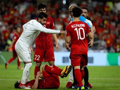 Vì sao Công Phượng bất chấp thẻ vàng để dằn mặt cầu thủ Yemen?