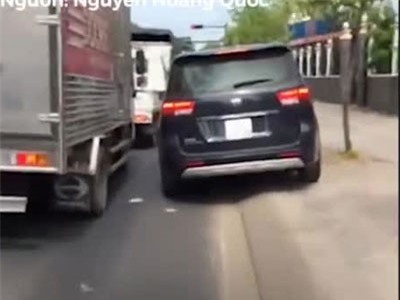 CLIP: Ôtô chạy nghiêng trên vỉa hè để thoát khỏi cảnh kẹt xe