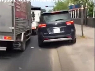 CLIP: Ôtô chạy nghiêng trên vỉa hè để thoát khỏi cảnh kẹt xe