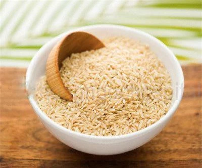 Mầm lúa mạch chứa nhiều vitamin B2, B5... làm thúc đẩy lưu thông máu khiến cơ thể không bị tiết dầu quá nhiều.