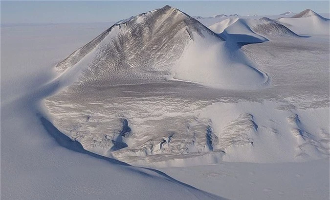 Mạng lưới hồ ngầm rất lớn bên dưới Recovery Glacier của Nam Cực biến mất một cách bí ẩn.