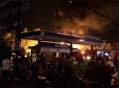 Xe bồn bốc cháy khi đang bơm xăng vào cây xăng