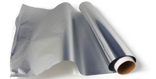 Tại sao không nên gói thức ăn thừa bằng giấy bạc?