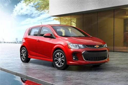 9. Chevrolet Sonic 2019 (giá khởi điểm: 17.595 USD).