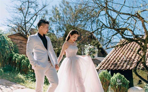 Ảnh cưới long lanh từ Nam ra Bắc của cô dâu Nam Định đeo vàng trĩu cổ, ở lâu đài 7 tầng