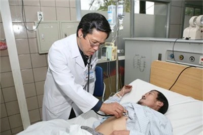 Theo dõi sức khỏe nạn nhân bị ngộ độc nấm tại Trung tâm Chống độc, Bệnh viện Bạch Mai. Ảnh: TM