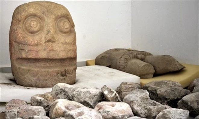 Tượng đá hình đầu lâu được phát hiện trong ngôi đền thờ thần Xipe Totec. 