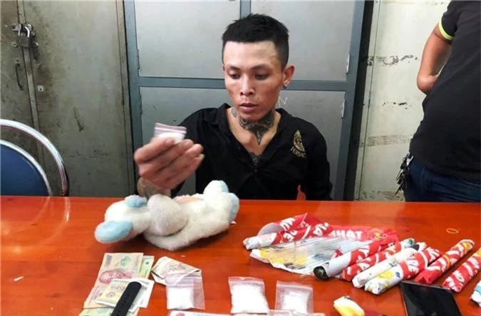 Cảnh sát phá “bí mật” trong con gấu bông của gã thanh niên ở cửa ngõ Sài Gòn - Ảnh 2.