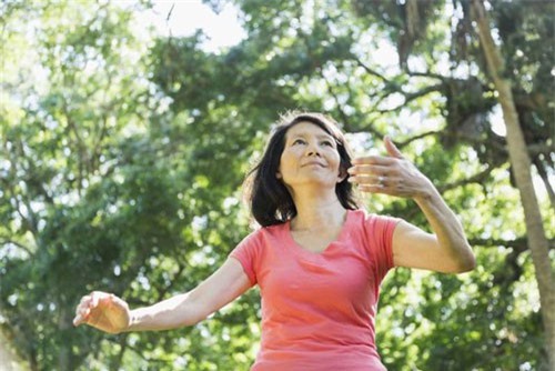 Những cách điều trị bệnh Parkinson không dùng thuốc