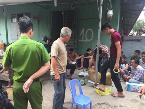 Các đối tượng tham gia đánh bạc bị lực lượng Công an TP Biên Hòa khống chế tại hiện trường.