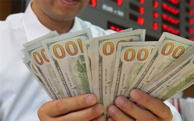 Giá USD thế giới tăng, trong nước giảm