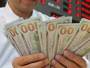Giá USD thế giới tăng, trong nước giảm