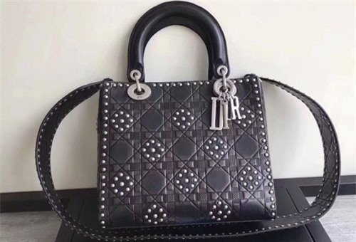 CLIP: Tận mục quy trình sản xuất túi Dior sang chảnh