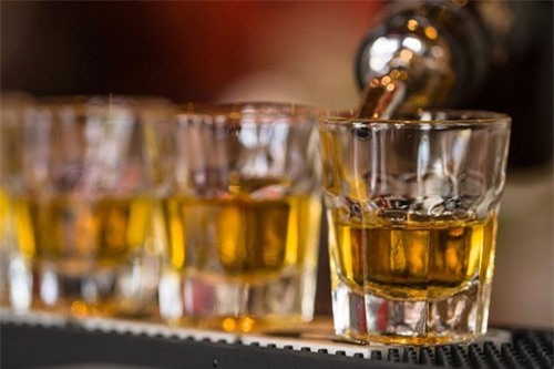 Tại sao uống rượu lại khiến chúng ta mờ mắt?
