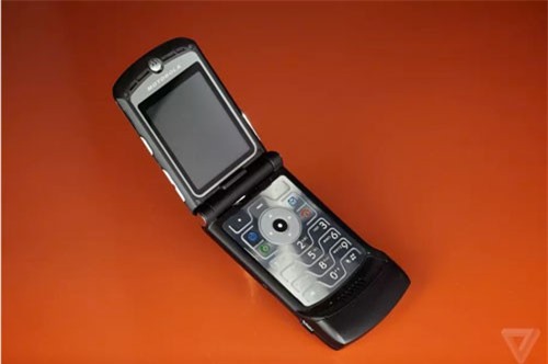 "Huyền thoại" Motorola RAZR quay lại với màn hình gập, giá 1.500 USD