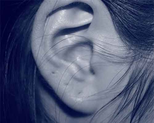 Kỳ quặc cô gái chỉ không nghe được... đàn ông nói chuyện