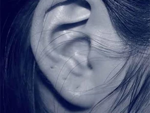 Kỳ quặc cô gái chỉ không nghe được... đàn ông nói chuyện