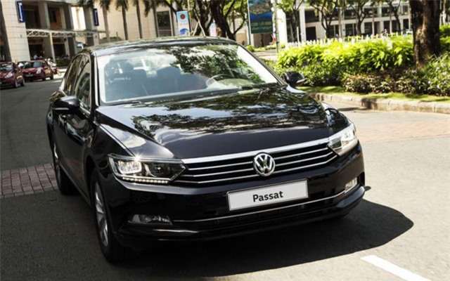 Cận Tết, ô tô sang bất ngờ giảm giá