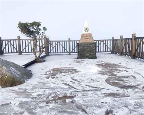 Fansipan lúc mờ sáng: Trắng xóa băng tuyết