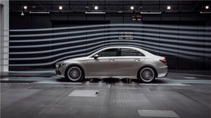 Mercedes-Benz A-Class sedan 2019 chốt giá từ 32.500 USD. Mẫu sedan Mercedes-Benz A-Class hoàn toàn mới sẽ sớm có mặt tại thị trường Mỹ với giá khởi điểm từ 32.500 USD. Đây là thông báo vừa được hãng xe Đức công bố trong ngày 16/1. (CHI TIẾT)