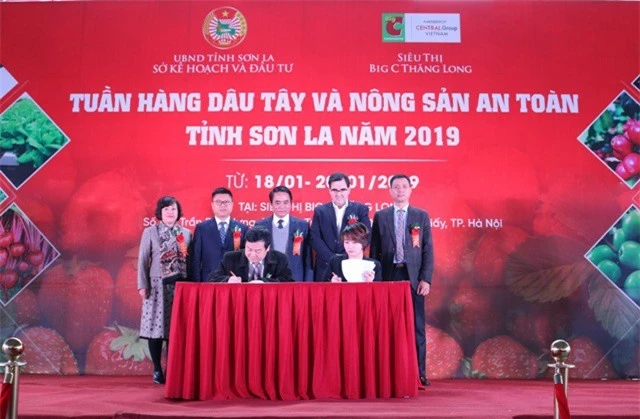 Ông Vũ Đức Thuận Giám đốc Trung tâm Xúc tiến đầu tư tỉnh Sơn La ký kết thỏa thuận hợp tác tiêu thụ sản phẩm với đại diện bộ phận thu mua Central Group Việt Nam (Big C).