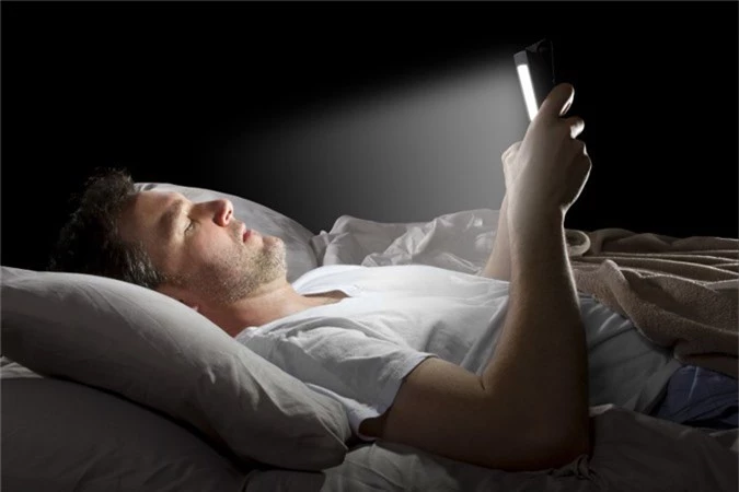 Bạn không nên sử dụng điện thoại di động, máy tính bảng hoặc máy tính xách tay trên giường trước khi ngủ.