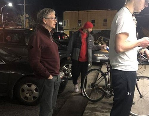 Ảnh tỷ phú Bill Gates xếp hàng mua đồ ăn nhanh giá rẻ gây "sốt"