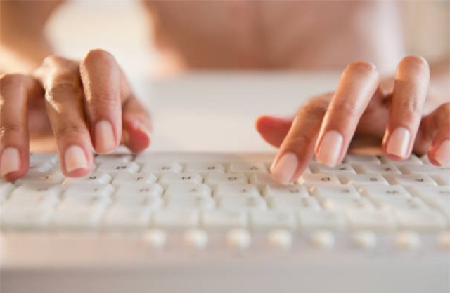 Bắt được tin nhắn chồng “à ơi” tán gái, vợ đăng đàn kêu nhớ người yêu cũ để "trả thù"