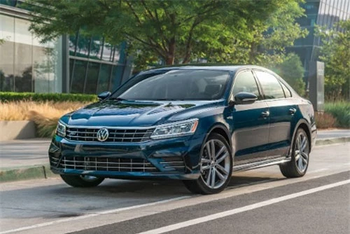 4. Volkswagen Passat (doanh số: 70.007 chiếc).