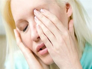 CLIP: Nhìn vào người đau mắt đỏ có bị lây bệnh không?