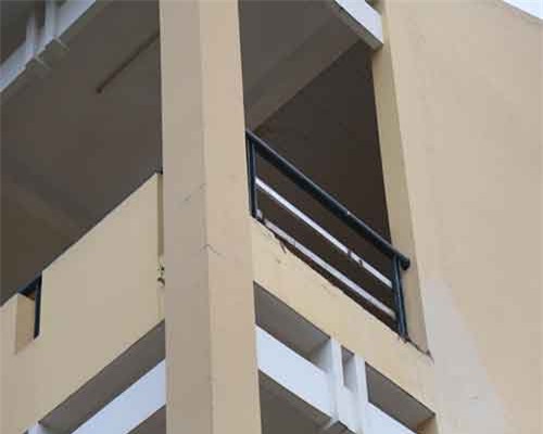 Nữ sinh lớp 9 bị mảng tường từ lầu 3 rớt xuống gãy chân