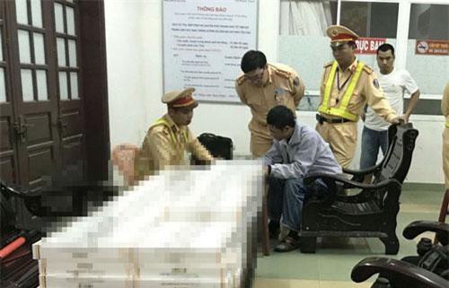 Đà Nẵng: Bắt giữ xe khách chở gần 2.000 gói thuốc lá nhập lậu