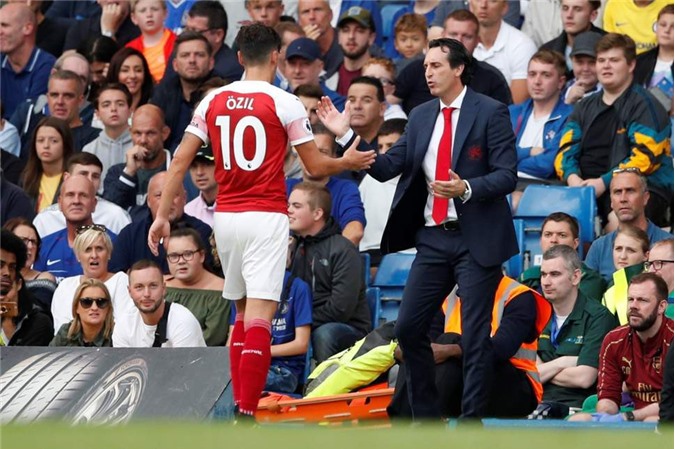 HLV Emery ra tối hậu thư cho Ozil