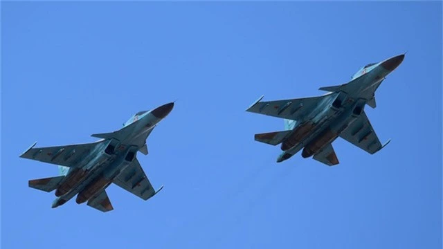 Hai máy bay Su-34 của Nga đụng nhau trên không, chưa rõ số phận phi công - Ảnh 1.