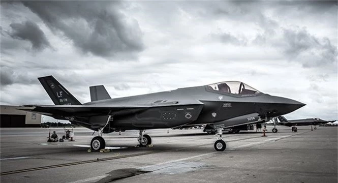 Quyền bộ trưởng Quốc phòng Mỹ chỉ trích chương trình tiêm kích F-35 - ảnh 1