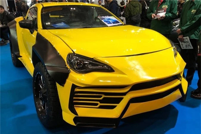 Sinh vien tu che sieu xe Lamborghini Urus ban tai 