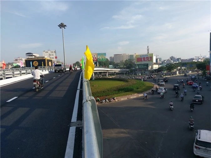 Thông xe cầu vượt chữ N “giải cứu” sân bay Tân Sơn Nhất - Ảnh 1.